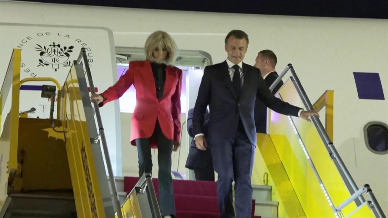 СМИ обсуждают, за что Макрон получил пощечину от жены