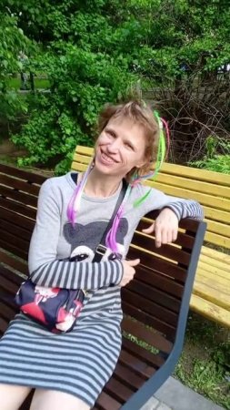 В парке заменяют одни скамейки на другие такие же