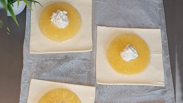 Слойки с творогом и ананасом!#слойки #быстрыйдесерт#де