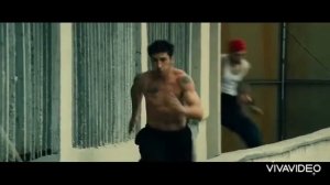 Сцена из фильма. 13-й район. Погоня + трек. Паркур