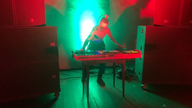 Маска-микрофон издаёт свои первые звуки. Проект Мурав? смотреть онлайн