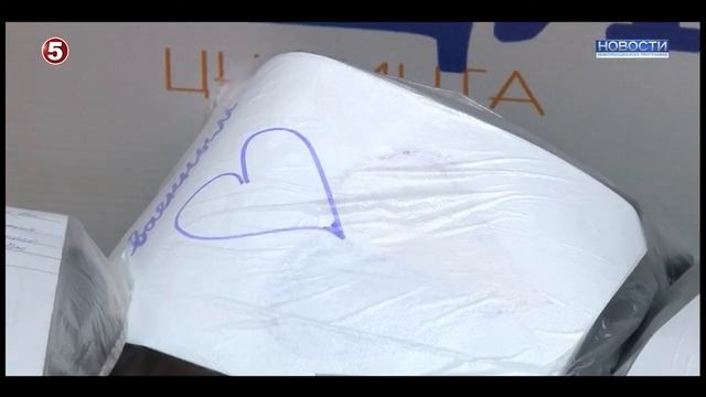 Интинские рукодельницы вяжут теплые вещи для военнослужащих.
