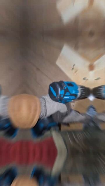 A dog examines a cordless screwdriver (Собака рассматривает новый акку? смотреть онлайн