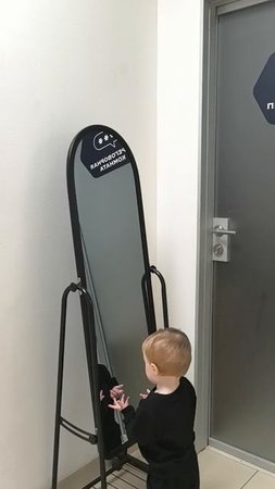 Милан любуется собой