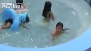 Ребенок чуть не утонул в детском бассейне