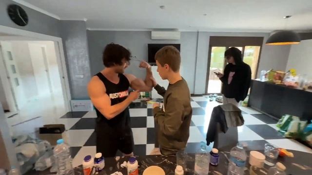 Мистер Бизнес прощупал Братиков - они носят костюм?