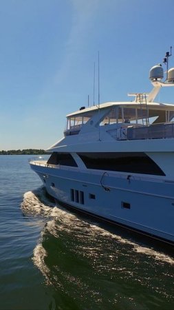 Элегантная яхта Ocean Alexander “Spill Point” скользит по озеру Вашингтон — но не одна! Наш дрон