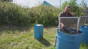 Мою москитные сетки на улице