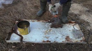 Старый холодильник в металлолом