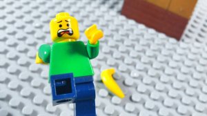 Лего-человечек поскользнулся на банане