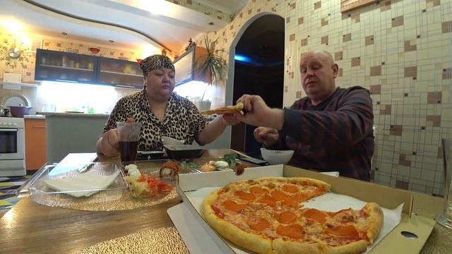 СУШИ и ПИЦЦА на УЖИН/СЕМЕЙНЫЙ МУКБАНГ/ДВУЛИЧНЫЕ ЛЮДИ И
