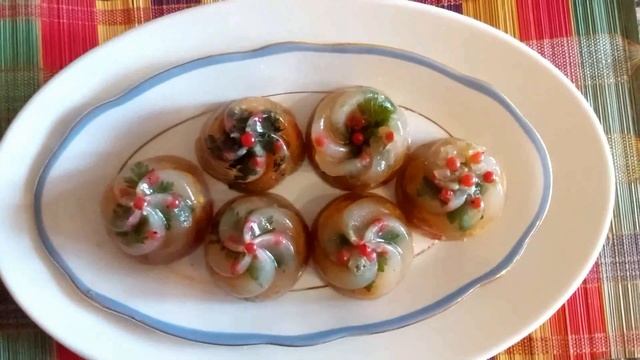 Заливное из рыбы может быть вкусным и красивым.