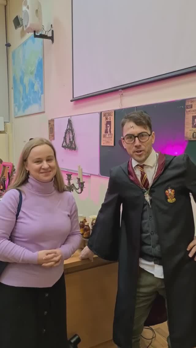 Во второй раз привели весь класс! Преподаватель рассказывает о повторном визите на научное шоу смотреть онлайн