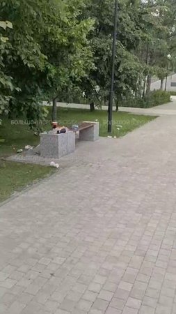ГРЯЗЬ У МУЗЕЯ: около музея ВДВ все завалено мусором. Кто отвечает за уборку территории?