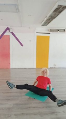 Живот исчезает, ноги подтягиваются
