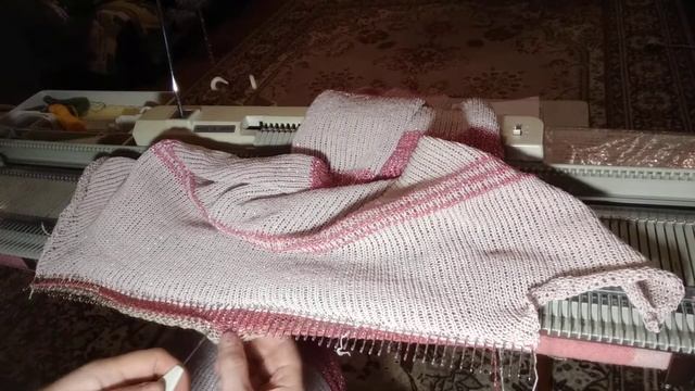 Обвязываем горловину  и рукава планкой