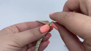 Вяжем шнурок из рафии.