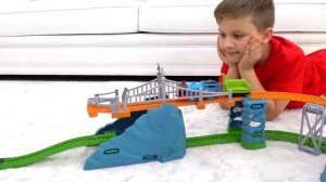 Рома и Диана Рома и Диана играют и веселятся с новыми игрушечными машинками и игровыми наборами