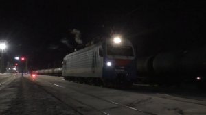 "Морозный голубец" ЭП1М-473 маневрирует под состав поезд
