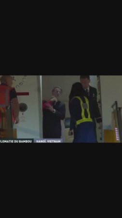 👋 Макрон словил пощёчину перед трапом самолёта — от жены! 💥