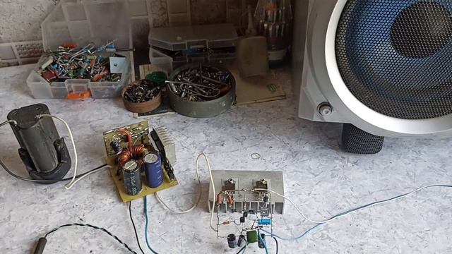 Простой Мощный усилитель звука на транзисторах смотреть онлайн