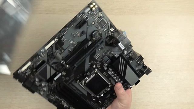 Розпаковка Gigabyte B650M D3HP