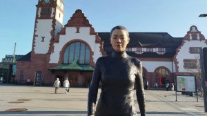 ГЕРМАНИЯ. "ИДУЩАЯ ЖЕНЩИНА" ПЕРЕД ВОКЗАЛОМ В БАД ХОМБУРГЕ. АПРЕДЬ 2025