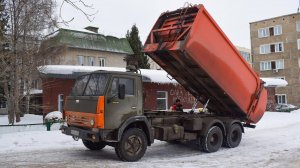 Мусоровоз КО-440-5 на шасси КамАЗ-53213 (Х 045 НЕ 22). / KAMAZ garbage truck.