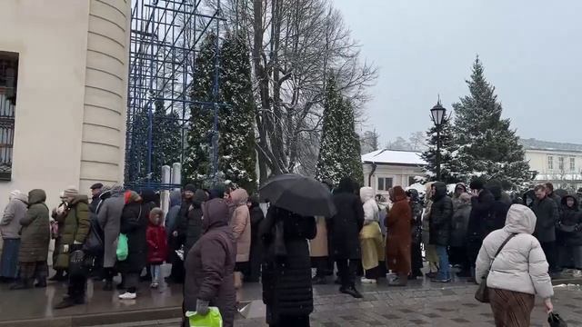 Оптина Пустынь сегодня 17 марта.Верующие идут прощатьс смотреть онлайн