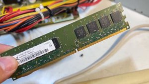 SPD микросхема 8 выводов.Без неё оперативная память пот?