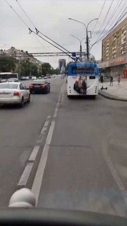 РИСКОВАННЫЕ ИГРЫ: дети устроили покатушки, прицепившись к троллейбусу по улице Плехановская. 🧐