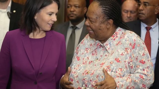 Бербок НЕ ЗНАЛА ЧТО КАМЕРА ВКЛЮЧЕНА, И ЛЯПНУЛА ТАКОЕ! | смотреть онлайн