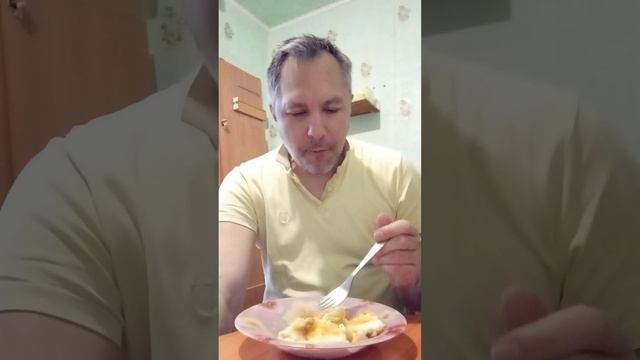 МУКБАНГ. КУШАЮ ЖАРЕНУЮ КАРТОШКУ С ЯИЧНИЦЕЙ И ЛУКОМ смотреть онлайн