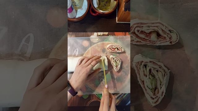 ЗАВИТУШКИ ИЗ СЛОЁНОГО ТЕСТА С САЛЯМИ СЫРОМ И ЦУККИН