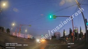 Стоишь себе спокойно на перекрестке в ожидании зеленого сигнала светофора и тут такое чудо в тебя...
