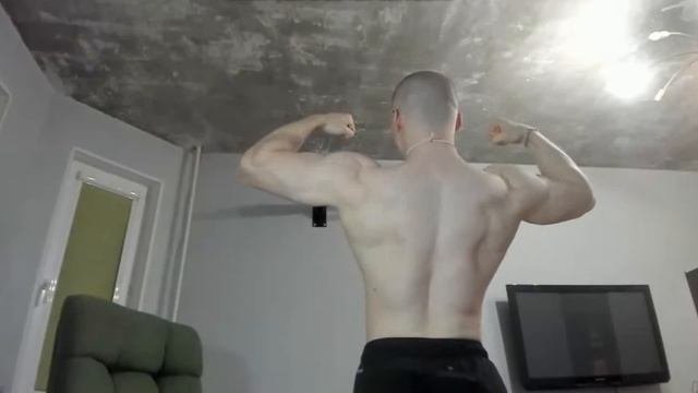 Derzko69 позирует перед камерой