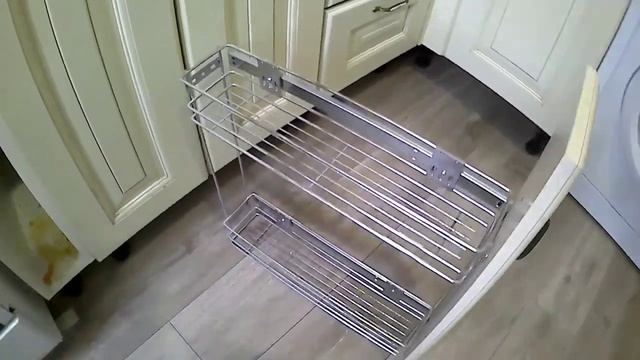 Как снять и поставить на место выдвижную бутылочницу кухни.
