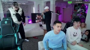 ВИТАЛИЙ РЕУТОВ БЬЕТ ПАРНЯ БИТОЙ НА СТРИМЕ ЭТО УЖАС ЧТО