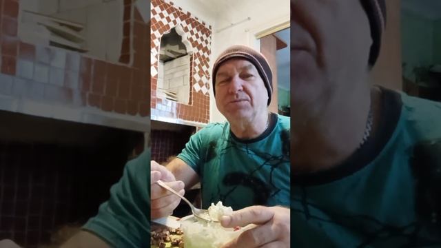 На десерт творог обезжиренный со сметаной.