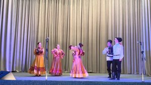 Из-за гор- горы едут мазуры