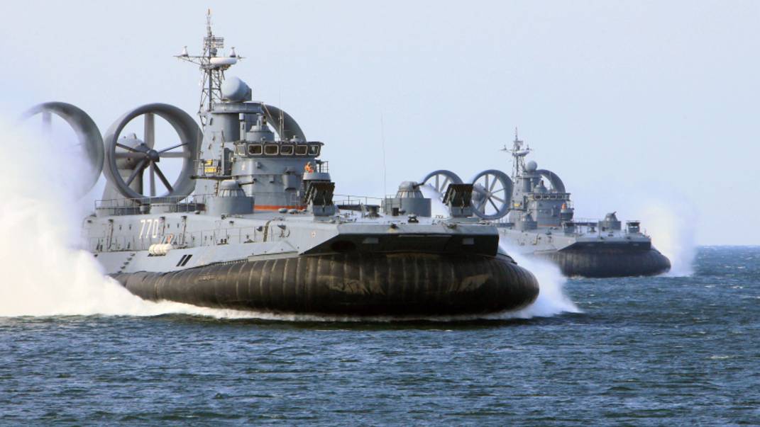 На самых больших кораблях: российские моряки провели учения в Балтийском море