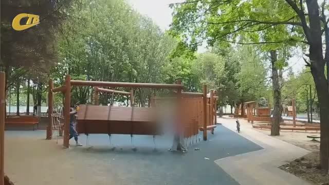 ЖИТЕЛЬНИЦА ЖЕЛЕЗНОГОРСКА ПОЖАЛОВАЛАСЬ НА ПОДРОСТКОВ, РАЗРУШАЮЩИХ ДЕТСКУЮ ДЕРЕВЯННУЮ ПЛОЩАДКУ