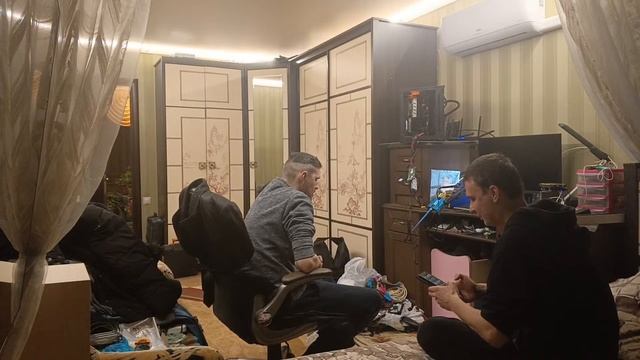 Электрик Игорь собирает компьютер дома смотреть онлайн