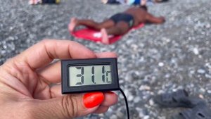 Адлер // На улице жара.. теплое море и много купающихся ?