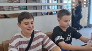 кто быстрее съесть бургер получит деньги