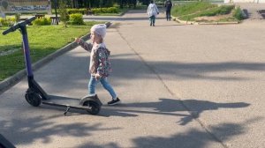 Рита очень любит ездить на 🛴