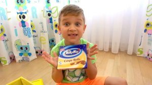 Диана и Рома Диана и Аромат пробуют шоколадно-молочный коктейль