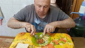 Мукбанг. Отбивная с картошкой и кабачком, сырный соус и кола. РПЛ, закончен сезон 2024-25.