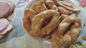НА ФЕСТИВАЛЬ "РОДНИКИ" / ВСТРЕЧАЮТ ГАРМОШКОЙ и ПИРОГАМИ, / К ОБЕЛИСКУ / КАТАРАЧИ / УРАЛЬСКОЕ СЕЛО