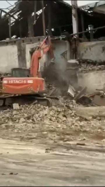 Демонтаж кирпичного дома №28 по Тормозному шоссе в Яро смотреть онлайн